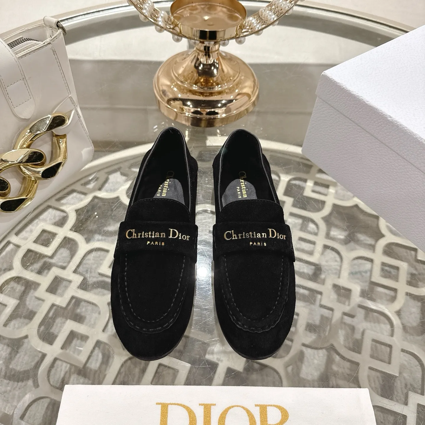 👟👟Ex-factory price 640👟👟 🍸 Dior Dior | 2025 ˢˢD Home 2025 Spring and Summer New Products The latest popular slip-on letter buckle loafers series〰 Original purchase, development and production👍🏻This Dior loafer is carefully made of black glossy cow leather, and the front letter plate is decorated with golden tone Christian Dior Paris logo. Paired with a leather-injected outsole, it adds classic style to any casual look. Upper: original cowhide/cow suede, lining: cowhide, outsole: injection molded leather outsole imported from Italy, heel height: 1cm, size: 35-42 (customized at 40.41.42)